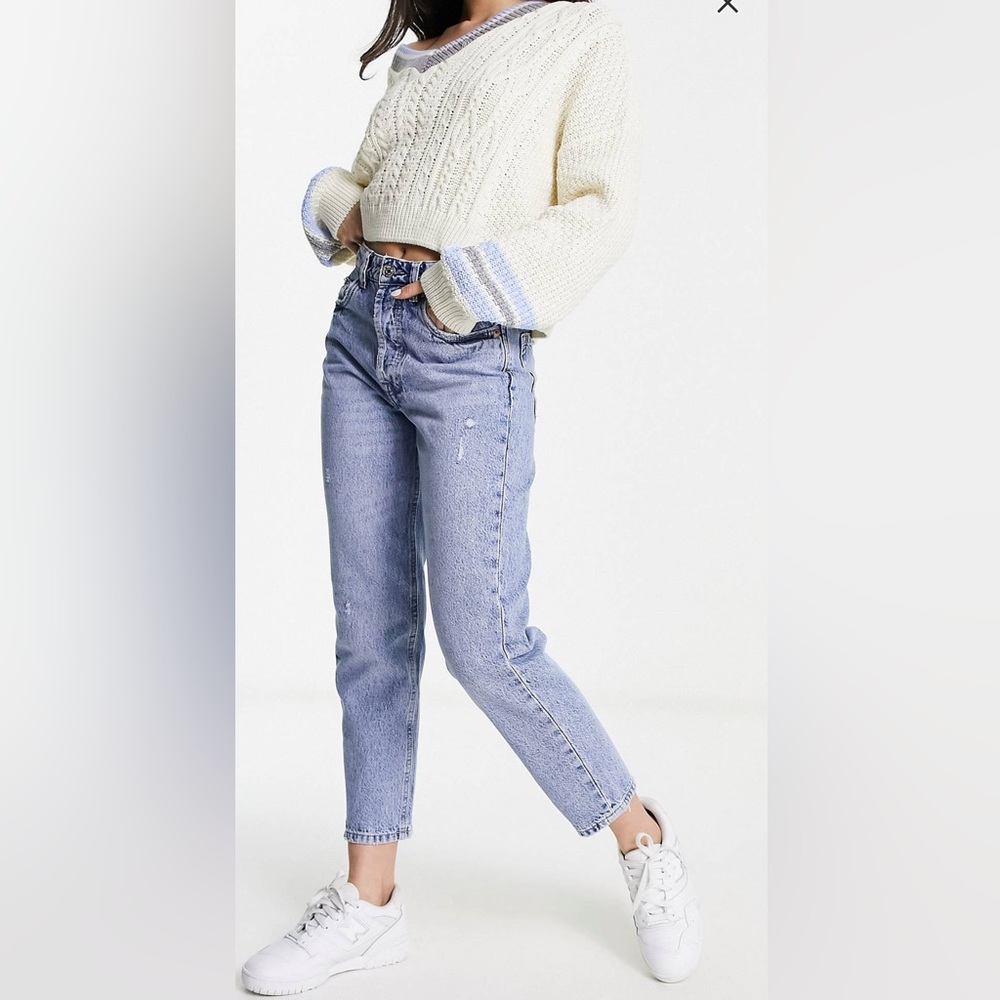 Stradivarius Mom slim fit vintage jean in light wash; Size 8